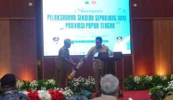PJ Sekda Papua Tengah, Silwanus Sumule saat membuka kegiatan seminar Sekolah Sepanjang Hari, Senin (20/7/2026). Foto: Kristin Rejang/Sasagupapua. 