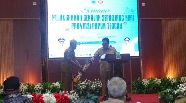 PJ Sekda Papua Tengah, Silwanus Sumule saat membuka kegiatan seminar Sekolah Sepanjang Hari, Senin (20/7/2026). Foto: Kristin Rejang/Sasagupapua. 