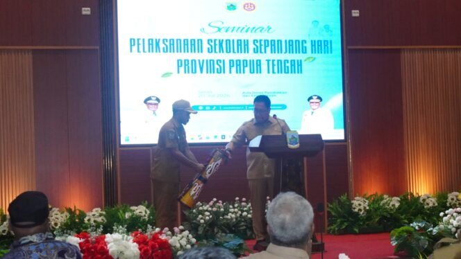 
PJ Sekda Papua Tengah, Silwanus Sumule saat membuka kegiatan seminar Sekolah Sepanjang Hari, Senin (20/7/2026). Foto: Kristin Rejang/Sasagupapua. 
