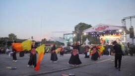 Penari Tamborin saat bernyanyi mengikuti musik rohani dalam momen konser rohani dan ibadah syukur perusahaan hari jadi ke-4 Provinsi Papua Tengah. (Foto: Kristin Rejang/Sasagupapua.com)