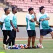 Football Director Persipura, Angel Alfredo Vera bersama Asisten, serta Pelatih Kepala Andri Ramawi didampingi Asisten pelatih Isac Wanggai saat bersama tim dalam latihan perdana. Foto: (Media Officer Persipura)