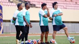 Football Director Persipura, Angel Alfredo Vera bersama Asisten, serta Pelatih Kepala  Andri Ramawi didampingi Asisten pelatih Isac Wanggai saat bersama tim dalam latihan perdana. Foto: (Media Officer Persipura)