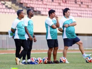 Football Director Persipura, Angel Alfredo Vera bersama Asisten, serta Pelatih Kepala  Andri Ramawi didampingi Asisten pelatih Isac Wanggai saat bersama tim dalam latihan perdana. Foto: (Media Officer Persipura)