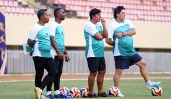 Football Director Persipura, Angel Alfredo Vera bersama Asisten, serta Pelatih Kepala  Andri Ramawi didampingi Asisten pelatih Isac Wanggai saat bersama tim dalam latihan perdana. Foto: (Media Officer Persipura)