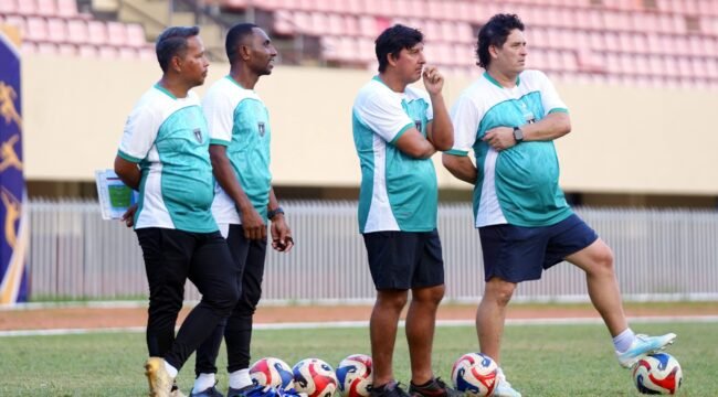 Football Director Persipura, Angel Alfredo Vera bersama Asisten, serta Pelatih Kepala  Andri Ramawi didampingi Asisten pelatih Isac Wanggai saat bersama tim dalam latihan perdana. Foto: (Media Officer Persipura)