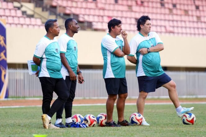 
Football Director Persipura, Angel Alfredo Vera bersama Asisten, serta Pelatih Kepala  Andri Ramawi didampingi Asisten pelatih Isac Wanggai saat bersama tim dalam latihan perdana. Foto: (Media Officer Persipura)