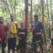 Puda adat Knasaimos saat melakukan pemetaan wilayah adat. (Foto: Ewil M
Woloin)