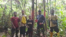 Puda adat Knasaimos saat melakukan pemetaan wilayah adat. (Foto: Ewil M
Woloin)