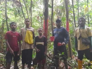 Puda adat Knasaimos saat melakukan pemetaan wilayah adat. (Foto: Ewil M
Woloin)