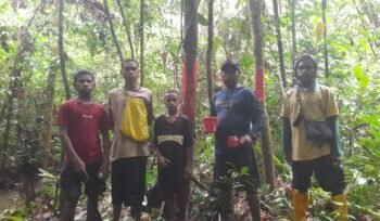 Puda adat Knasaimos saat melakukan pemetaan wilayah adat. (Foto: Ewil M
Woloin)