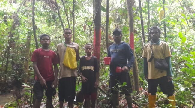 Puda adat Knasaimos saat melakukan pemetaan wilayah adat. (Foto: Ewil M
Woloin)