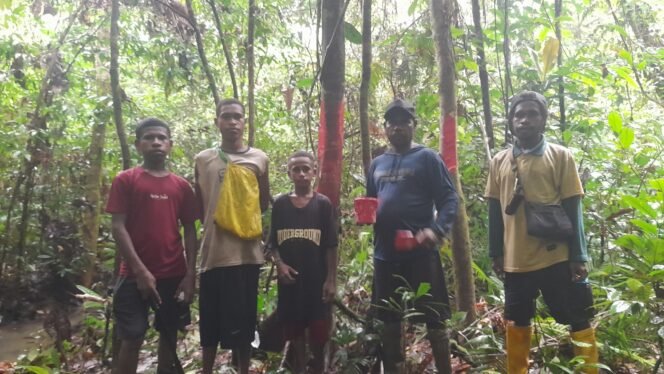 
Puda adat Knasaimos saat melakukan pemetaan wilayah adat. (Foto: Ewil M
Woloin)