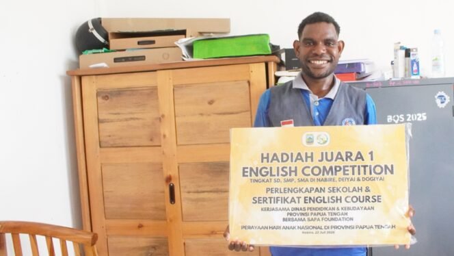 
Siswa Kelas XII IPA Sekolah Unggulan Berpola Asrama SMA Negeri Meepago, Melian Obaipa. (Foto: Kristin Rejang/Sasagupapua.com).