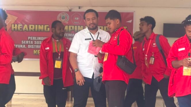 
KKN di Ayuka, STIH Mimika Hadirkan Dinas LHKP Papua Tengah Diskusi Tentang Perlindungan Mangrove