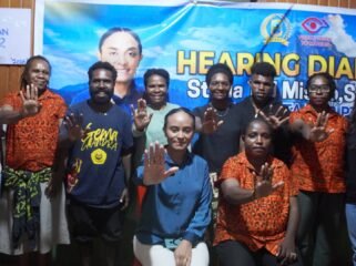 Momen foto bersama usai Hearing Dialog Anggota DPR Papua Tengah, Stella Misiro bersama KEWITA. (Foto: Kristin Rejang/Sasagupapua.com)
