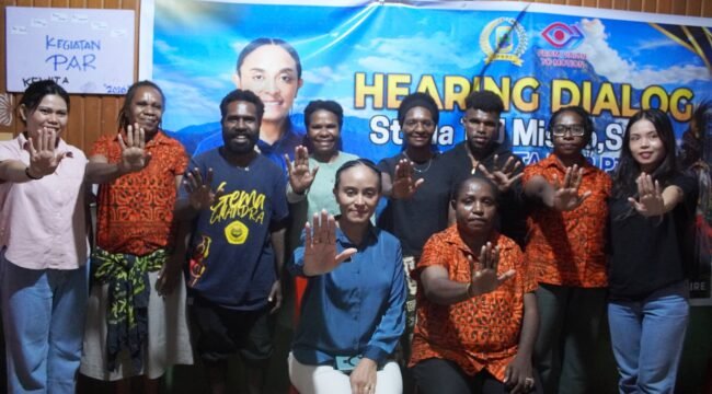 Momen foto bersama usai Hearing Dialog Anggota DPR Papua Tengah, Stella Misiro bersama KEWITA. (Foto: Kristin Rejang/Sasagupapua.com)