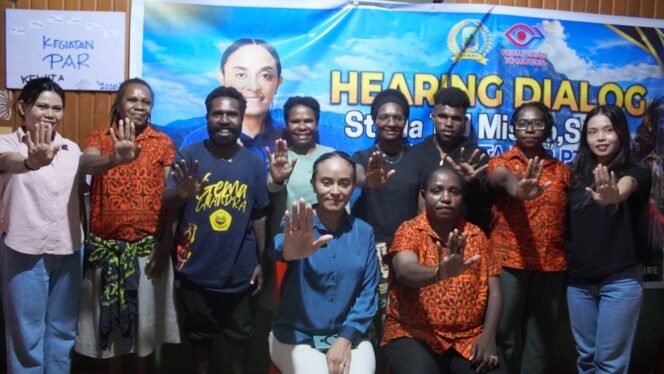 
Momen foto bersama usai Hearing Dialog Anggota DPR Papua Tengah, Stella Misiro bersama KEWITA. (Foto: Kristin Rejang/Sasagupapua.com)