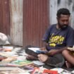Pegiat Literasi, Mecky Tebai saat berbincang dengan seorang anak saat menggelar lapak baca di komplek Mapiduba. (Foto: Kristin Rejang/Sasagupapua)