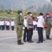 Bupati Paniai, Yanpit Nawipa saat pemberian masker dan penyematan pita secara simbolis dalam Apel Siaga Karhutla di halaman Kantor Bupati. (Foto: Edwin Rumanasen)