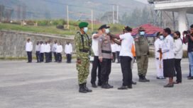 Bupati Paniai, Yanpit Nawipa saat pemberian masker dan penyematan pita secara simbolis dalam Apel Siaga Karhutla di halaman Kantor Bupati. (Foto: Edwin Rumanasen)