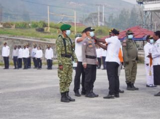Bupati Paniai, Yanpit Nawipa saat pemberian masker dan penyematan pita secara simbolis dalam Apel Siaga Karhutla di halaman Kantor Bupati. (Foto: Edwin Rumanasen)