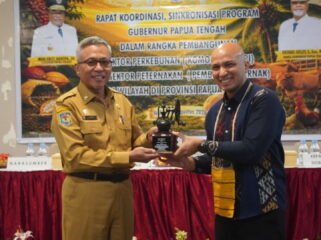 Asisten II H.Tumiran bersama Perwakilan Scopi dalam Rakorda Dinas Perkebunan Dan Peternakan Provinsi Papua. (Foto: Edwin/sasagupapua)