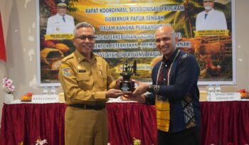 Asisten II H.Tumiran bersama Perwakilan Scopi dalam Rakorda Dinas Perkebunan Dan Peternakan Provinsi Papua. (Foto: Edwin/sasagupapua)