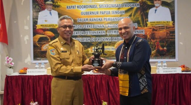 Asisten II H.Tumiran bersama Perwakilan Scopi dalam Rakorda Dinas Perkebunan Dan Peternakan Provinsi Papua. (Foto: Edwin/sasagupapua)