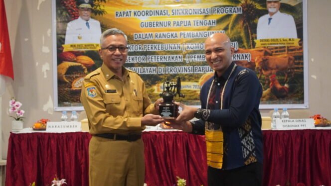 
Asisten II H.Tumiran bersama Perwakilan Scopi dalam Rakorda Dinas Perkebunan Dan Peternakan Provinsi Papua. (Foto: Edwin/sasagupapua)
