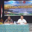 Wakil Ketua IV DPR Papua Tengah, John Gobai (kiri) saat memimpin jalankan kegiatan kajian Perundangan-undangan terhadap Perdasi dan Perdasus inisiatif DPR, Rabu (12/8/2026). Foto: Kristin Rejang/Sasagupapua.