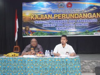 Wakil Ketua IV DPR Papua Tengah, John Gobai (kiri) saat memimpin jalankan kegiatan kajian Perundangan-undangan terhadap Perdasi dan Perdasus inisiatif DPR, Rabu (12/8/2026). Foto: Kristin Rejang/Sasagupapua. 