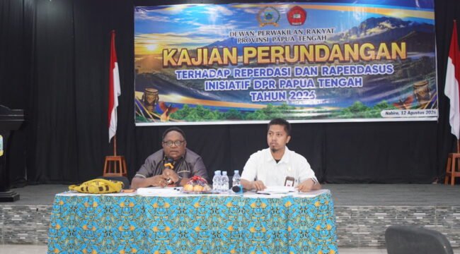 Wakil Ketua IV DPR Papua Tengah, John Gobai (kiri) saat memimpin jalankan kegiatan kajian Perundangan-undangan terhadap Perdasi dan Perdasus inisiatif DPR, Rabu (12/8/2026). Foto: Kristin Rejang/Sasagupapua. 