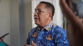 PJ. Sekda Papua Tengah, Silwanus Sumule saat diwawancarai media, Kamis (13/8/2026). Foto: Kristin Rejang/Sasagupapua)