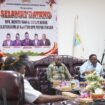 Wakil Ketua IV DPR Papua Tengah, John Gobai saat memandu acara dialog dengan Menteri HAM RI, Natalius Pigai. (Foto: Kristin Rejang/Sasagupapua)