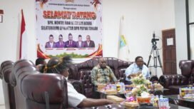 Wakil Ketua IV DPR Papua Tengah, John Gobai saat memandu acara dialog dengan Menteri HAM RI, Natalius Pigai. (Foto: Kristin Rejang/Sasagupapua)