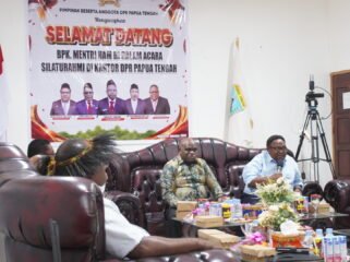 Wakil Ketua IV DPR Papua Tengah, John Gobai saat memandu acara dialog dengan Menteri HAM RI, Natalius Pigai. (Foto: Kristin Rejang/Sasagupapua)