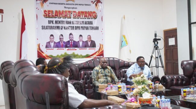 Wakil Ketua IV DPR Papua Tengah, John Gobai saat memandu acara dialog dengan Menteri HAM RI, Natalius Pigai. (Foto: Kristin Rejang/Sasagupapua)