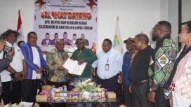 Menteri HAM saat menerima aspirasi di DPR Papua Tengah. (Foto: Kristin Rejang/Sasagupapua)