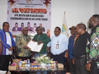Menteri HAM saat menerima aspirasi di DPR Papua Tengah. (Foto: Kristin Rejang/Sasagupapua)