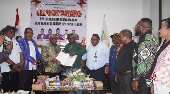 Menteri HAM saat menerima aspirasi di DPR Papua Tengah. (Foto: Kristin Rejang/Sasagupapua)