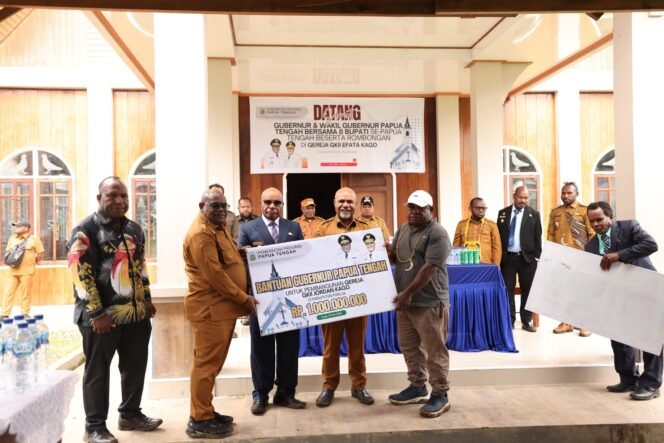 
POTRET: Gubernur Papua Tengah Serahkan Bantuan Rp2 Miliar untuk Pembangunan Gereja di Kabupaten Puncak
