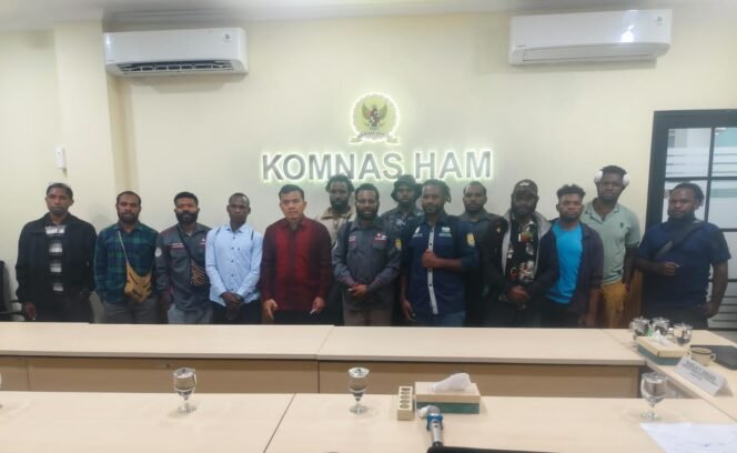 
Tim Investigasi Ham, Mahasiswa Puncak Se-Indonesia bersama Pimpinan Komisioner Pemantauan dan penyelidikan (Komnas Ham) RI usai audiensi. Balikk/NadiPapua