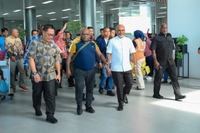
Rombongan Wakil Gubernur Papua Tengah, Deinas Geley saat menjemput Menteri HAM, Natalius Pigai di Bandara Nabire, Minggu (16/8/2026). Foto: Humas Pemprov Papua Tengah