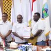 Gubernur Papua Tengah, Meki Nawipa saat menyerahkan SK kepada Eman You untuk menjalankan tugas sebagai Juru Bicara, Rabu (19/8/2026). Foto: Humas Pemprov Papua Tengah.