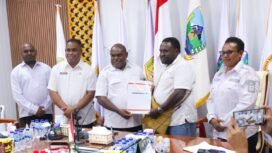Gubernur Papua Tengah, Meki Nawipa saat menyerahkan SK kepada Eman You untuk menjalankan tugas sebagai Juru Bicara, Rabu (19/8/2026). Foto: Humas Pemprov Papua Tengah. 