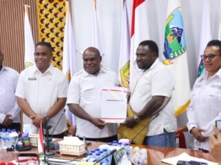 Gubernur Papua Tengah, Meki Nawipa saat menyerahkan SK kepada Eman You untuk menjalankan tugas sebagai Juru Bicara, Rabu (19/8/2026). Foto: Humas Pemprov Papua Tengah. 