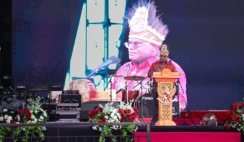 Gubernur Papua Tengah, Meki Nawipa saat membuka acara Festival Budaya Pelajar. (Foto: Humas Pemprov Papua Tengah)