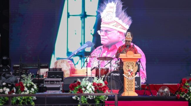 Gubernur Papua Tengah, Meki Nawipa saat membuka acara Festival Budaya Pelajar. (Foto: Humas Pemprov Papua Tengah)