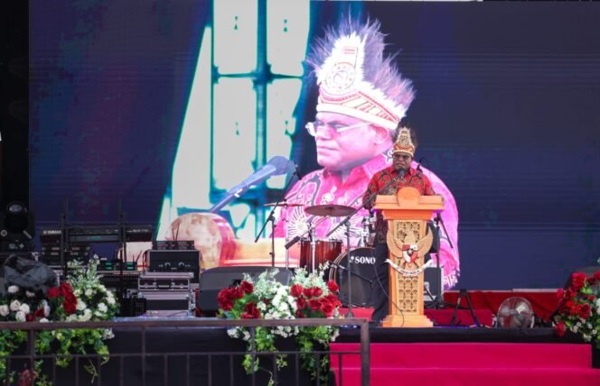 
Gubernur Papua Tengah, Meki Nawipa saat membuka acara Festival Budaya Pelajar. (Foto: Humas Pemprov Papua Tengah)