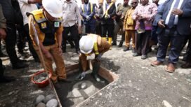 Gubernur Papua Tengah, Meki Nawipa saat meletakan batu pertama. (Foto: Humas Pemprov Papua Tengah). 